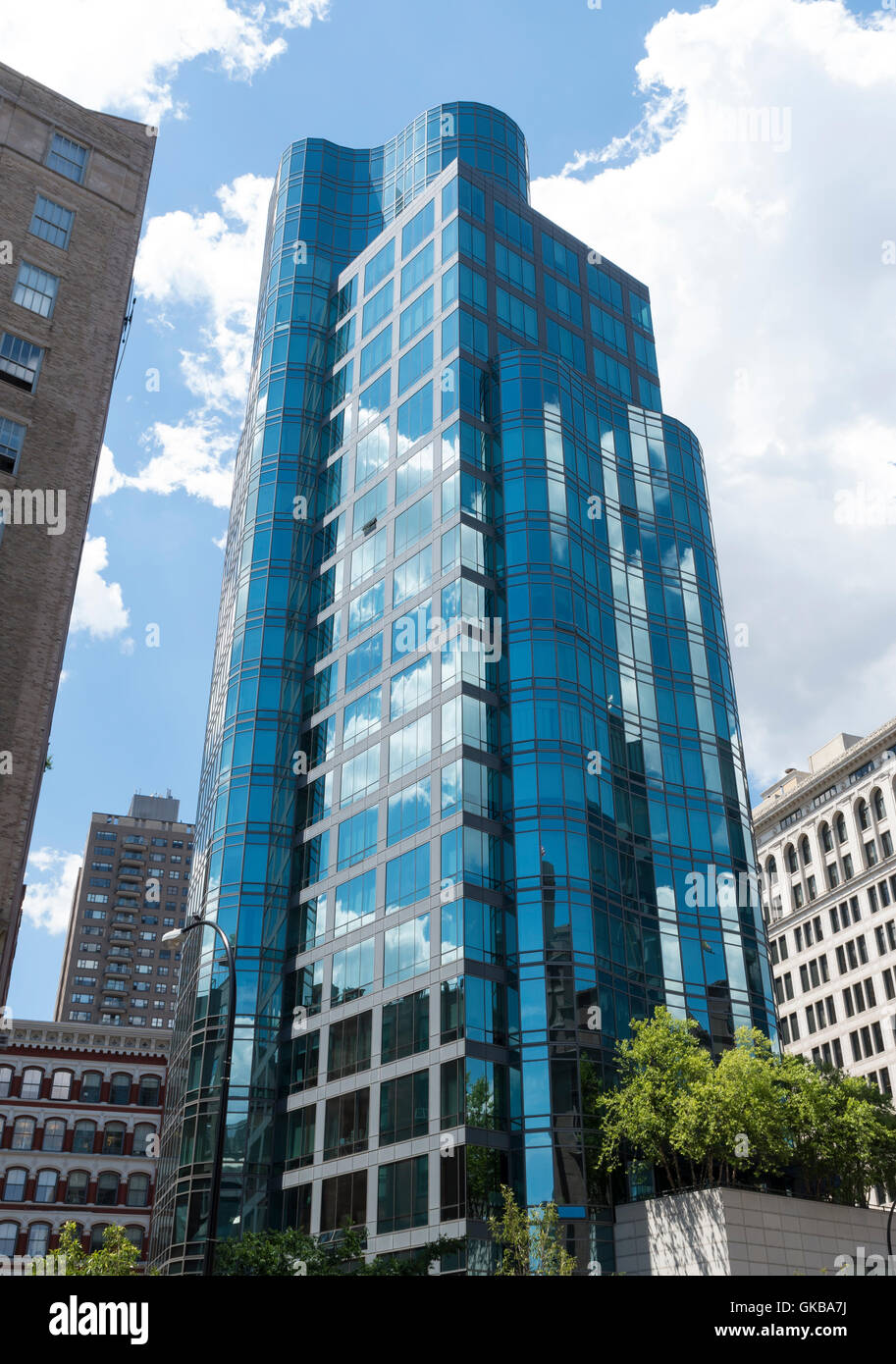 Moderne zeitgenössische Wolkenkratzer Glasturm im 26 Astor Place, New York City mit blauen Himmel und Wolken spiegeln sich in windows Stockfoto