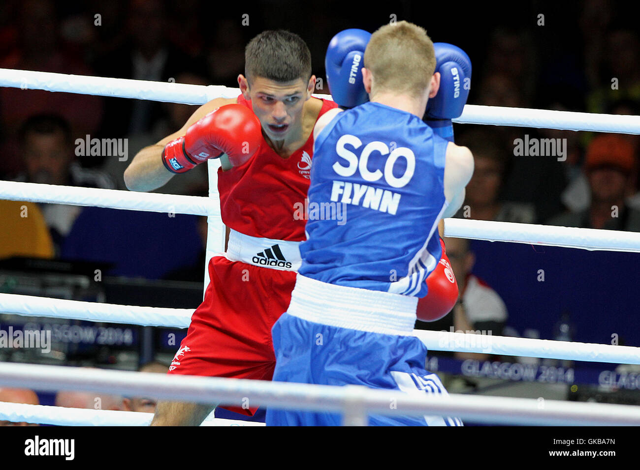 Joseph Cordina, Wales (rot) V Charlie FLYNN, der Männer Leichtgewichtler (60kg) Halbfinale in SECC, Commonwealth-Spiele 2014, Glasgow Schottland (blau). Charlie FLYNN gewann den Kampf. Stockfoto