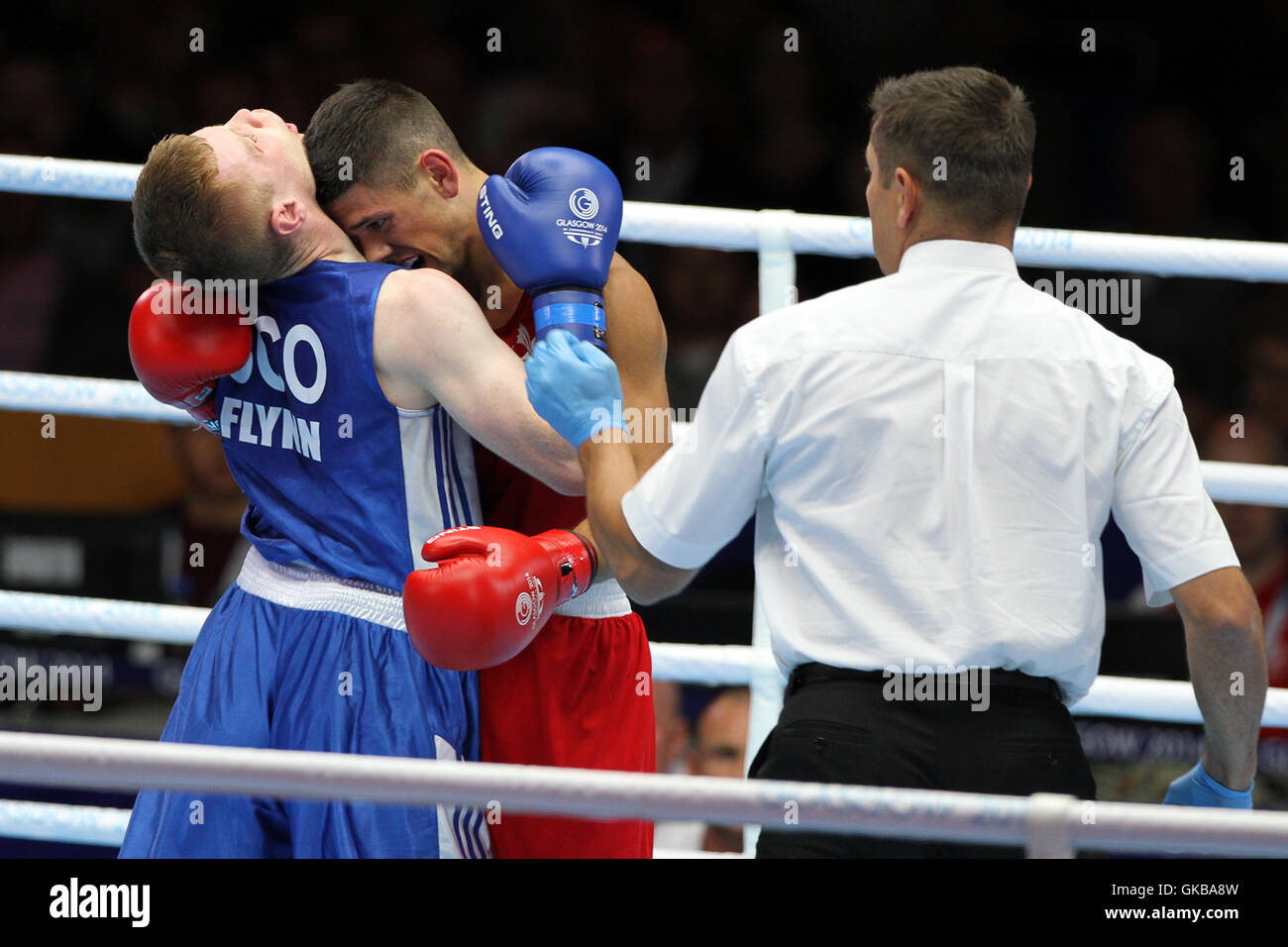 Joseph Cordina, Wales (rot) V Charlie FLYNN, der Männer Leichtgewichtler (60kg) Halbfinale in SECC, Commonwealth-Spiele 2014, Glasgow Schottland (blau). Charlie FLYNN gewann den Kampf. Stockfoto