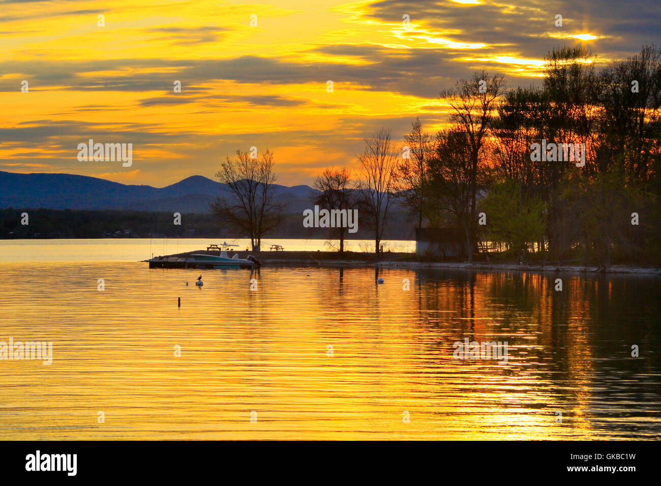 Essex Charlotte Fähre Dock.view des Lake Champlain und den Adirondack Mountains. Charlotte, Vermont, USA Stockfoto