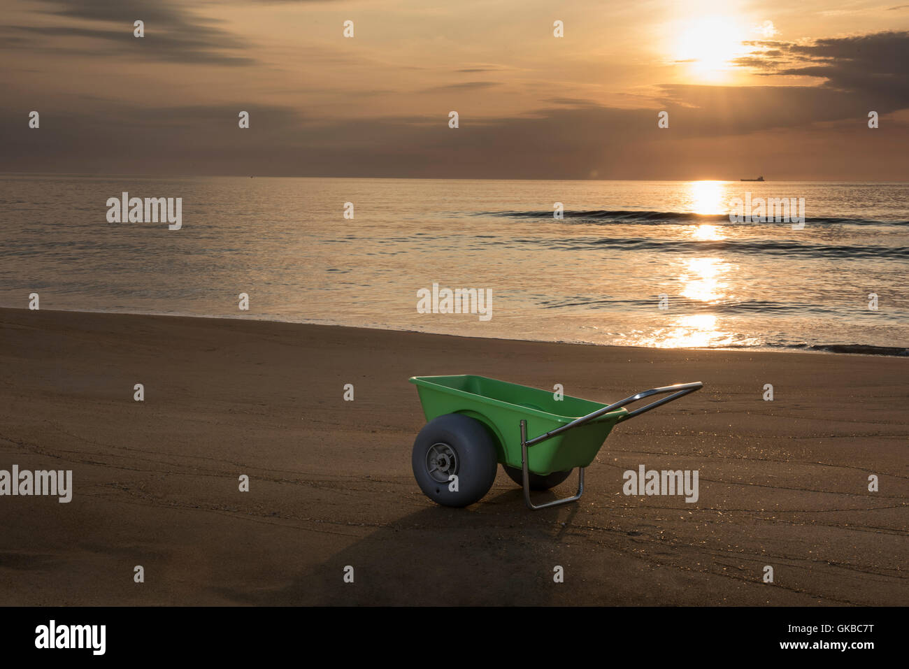 Grüner Strand Wagen am Strand bei Sonnenaufgang, Virginia Beach, Virginia Stockfoto