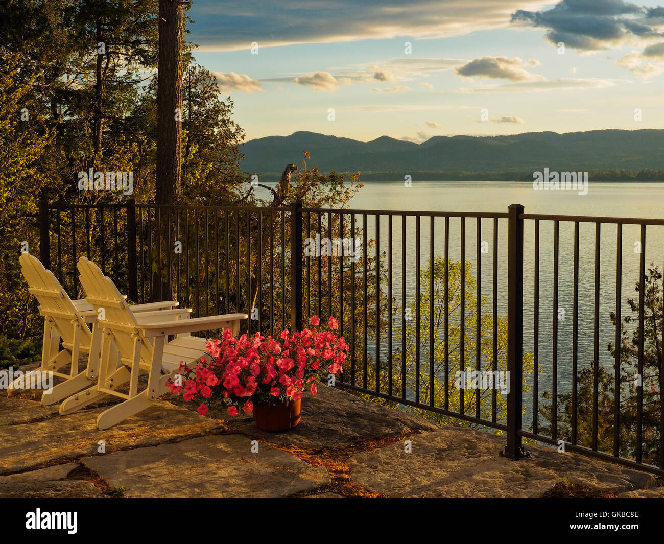 Blick auf Lake Champlain und den Adirondack Mountains, Button Bay B &amp; B, Pantone, Vermont, USA Stockfoto