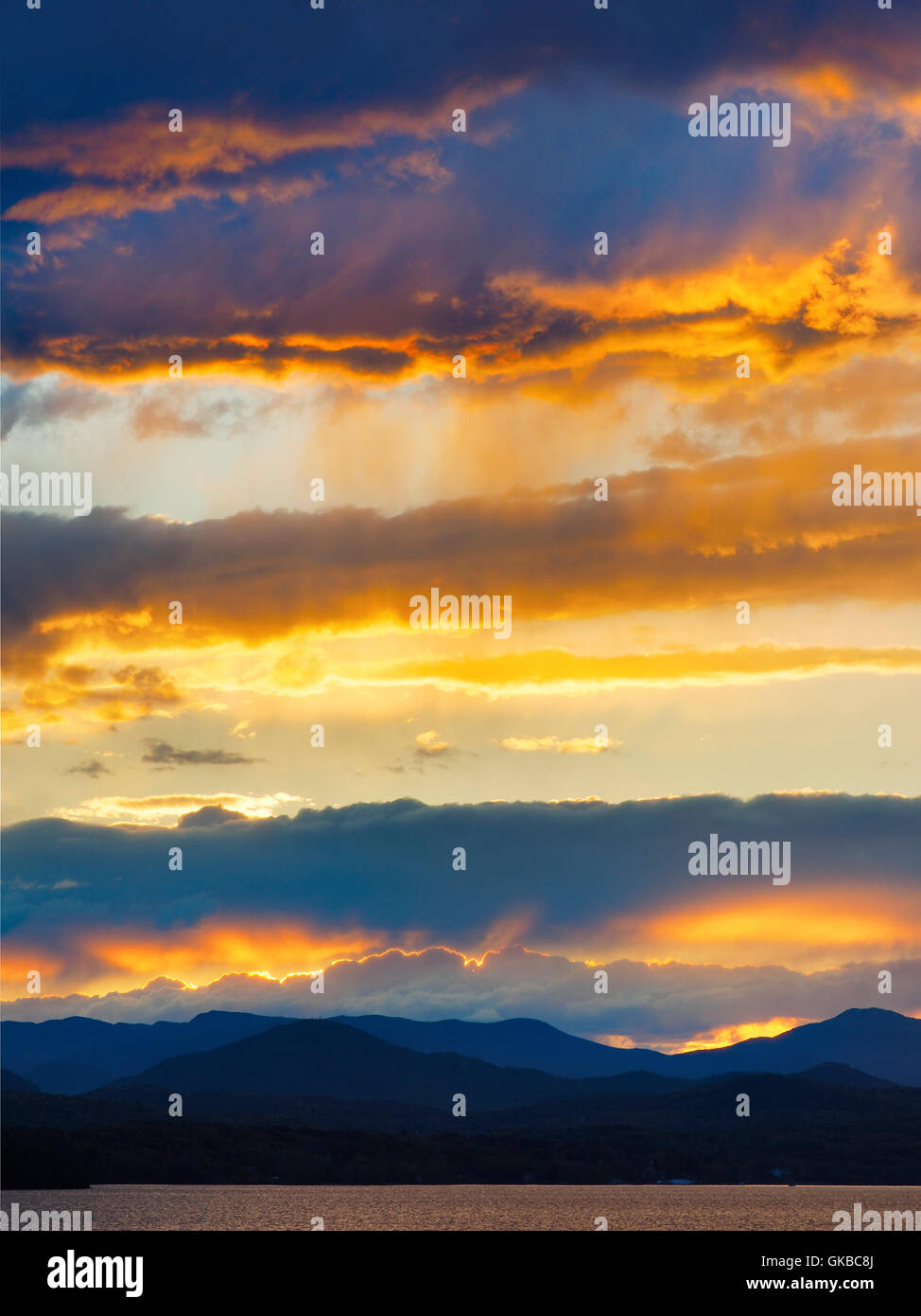 Blick auf Lake Champlain und den Adirondack Mountains, Button Bay B &amp; B, Pantone, Vermont, USA Stockfoto