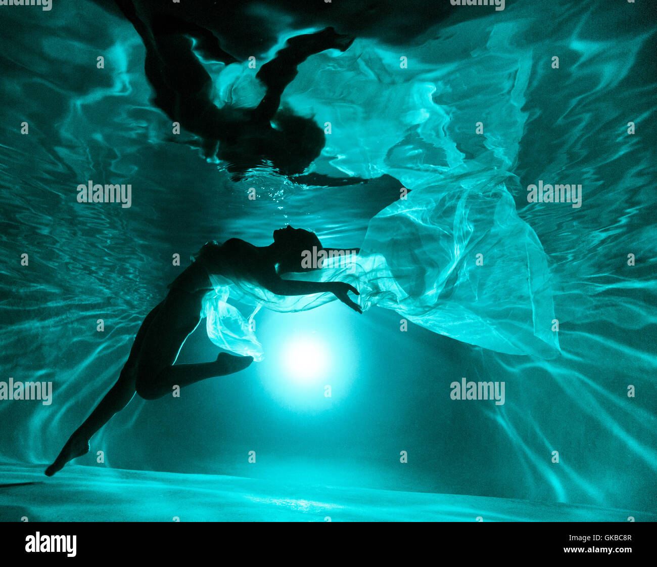 Silouette einer Frau in einem Pool in der Nacht, Virginia Beach, Virginia Stockfoto