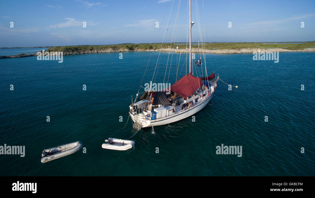 Antenne von einem Segelboot vor der Küste von Grabtuch Cay, Exuma Cays, Bahamas Inseln Stockfoto