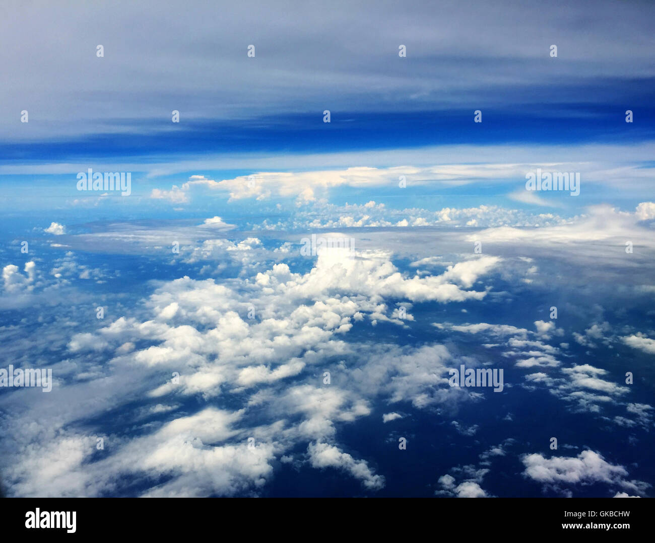 Luftaufnahmen von Wolken am blauen Himmel Stockfoto
