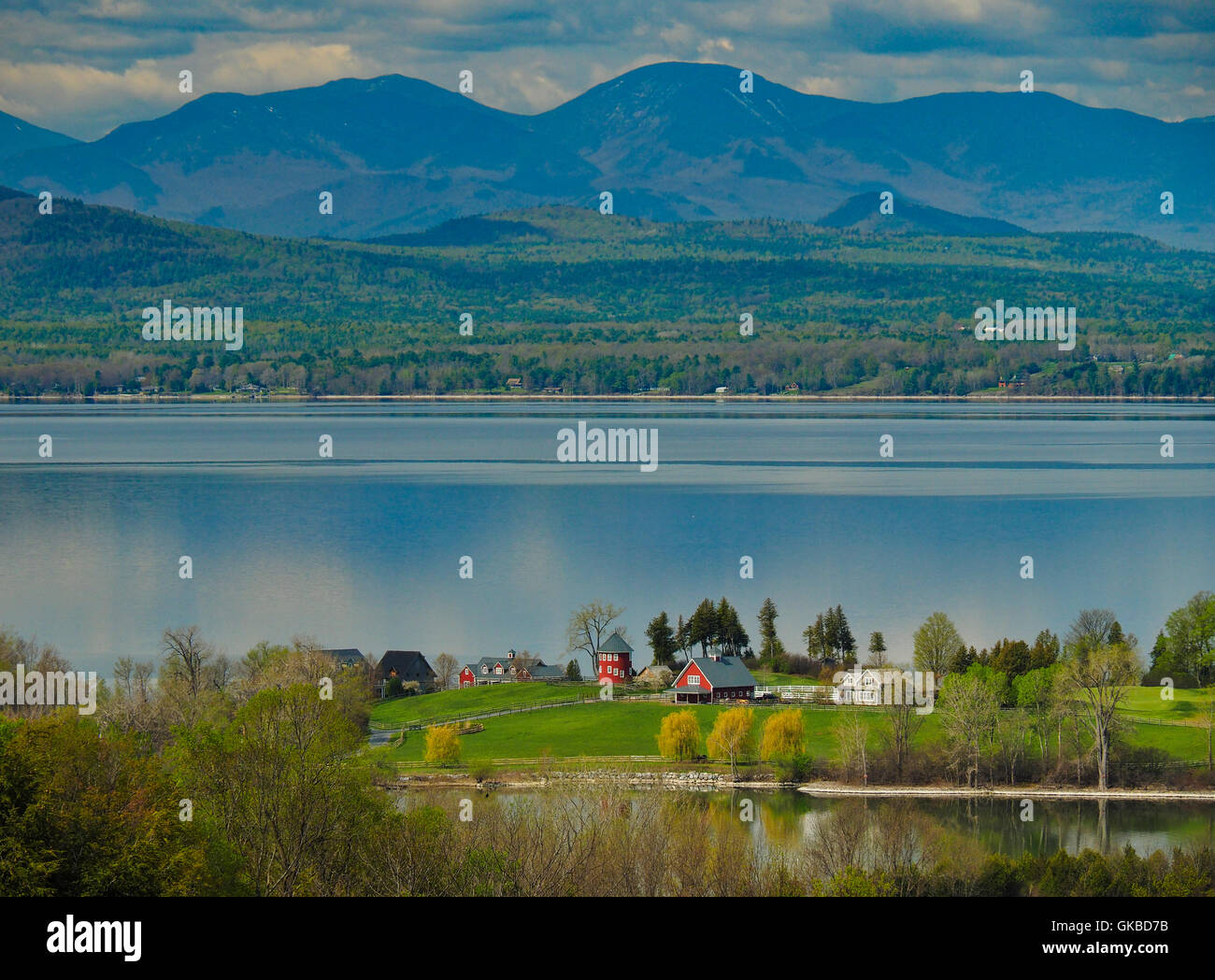 Blick vom Lone Tree Hill, Lake Champlain und den Adirondack Mountains, Shelburne Farms, Shelburne, Vermont, USA Stockfoto