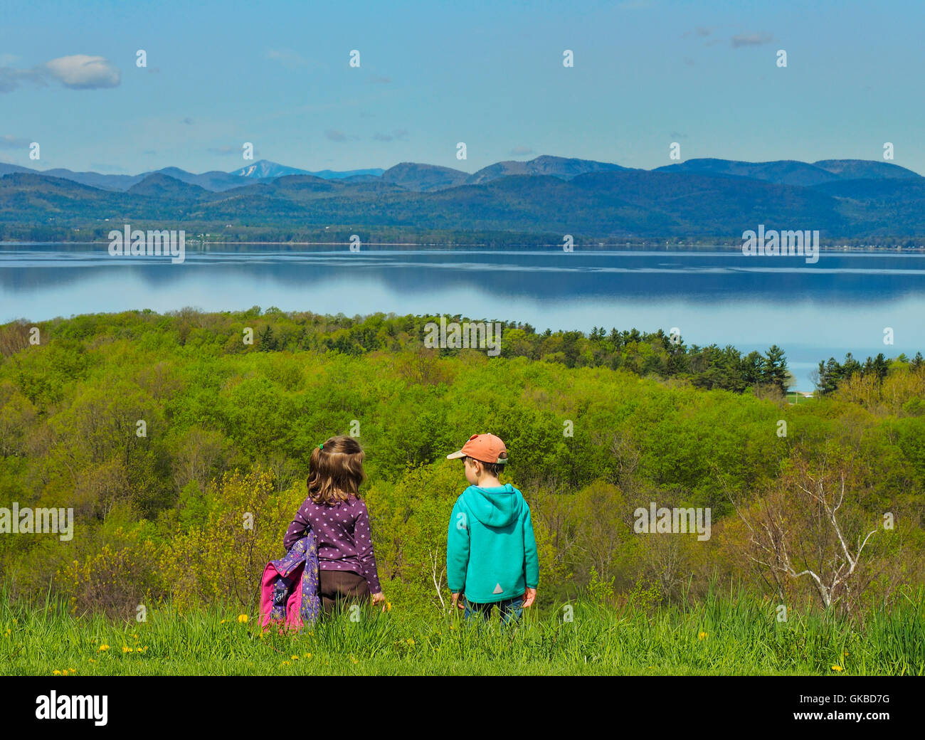 Blick vom Lone Tree Hill, Lake Champlain und den Adirondack Mountains, Shelburne Farms, Shelburne, Vermont, USA Stockfoto