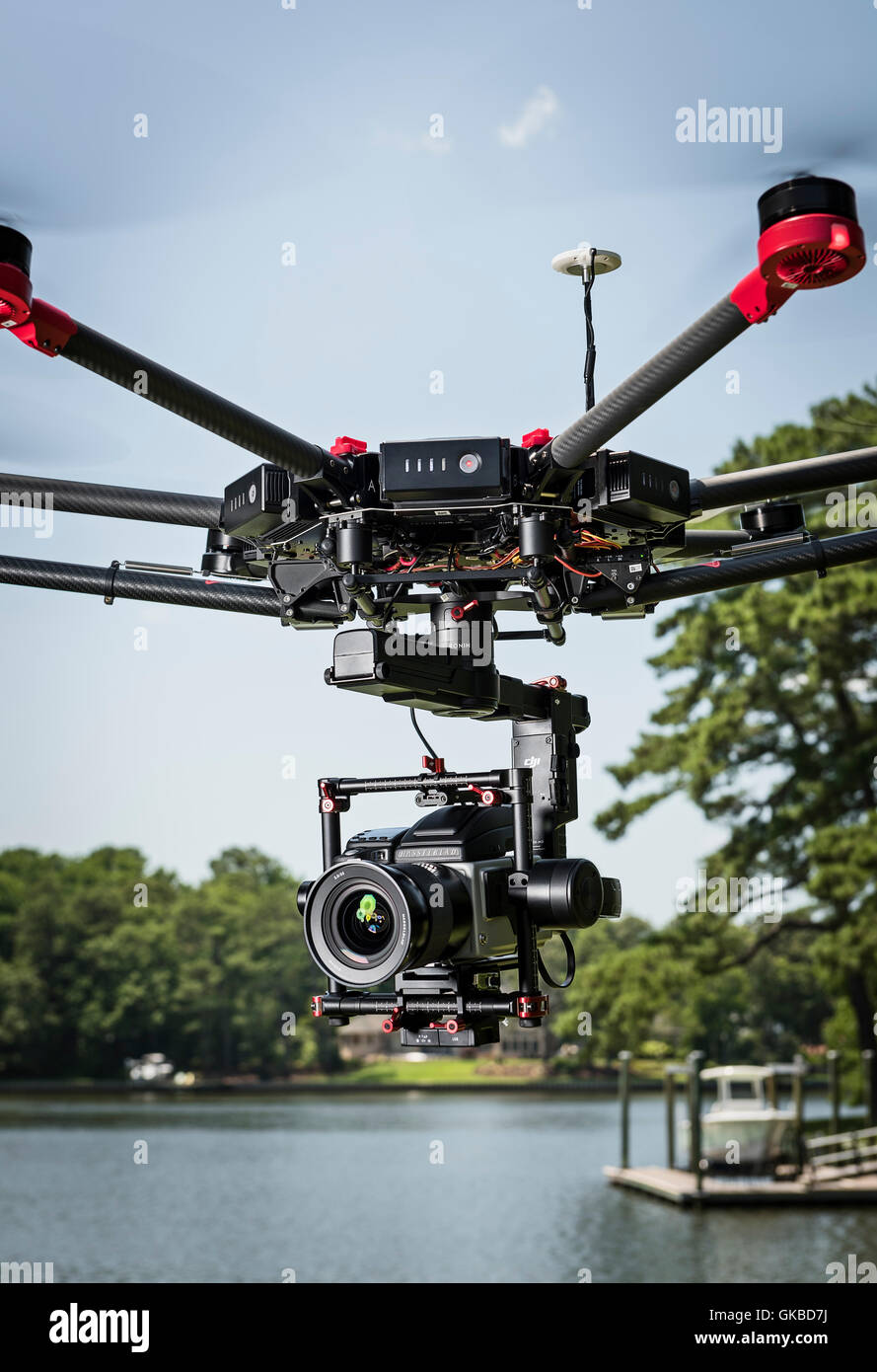 DJI Matrice 600 Drohne fliegen mit Hasselblad auf Ronin Gimbal Stockfoto