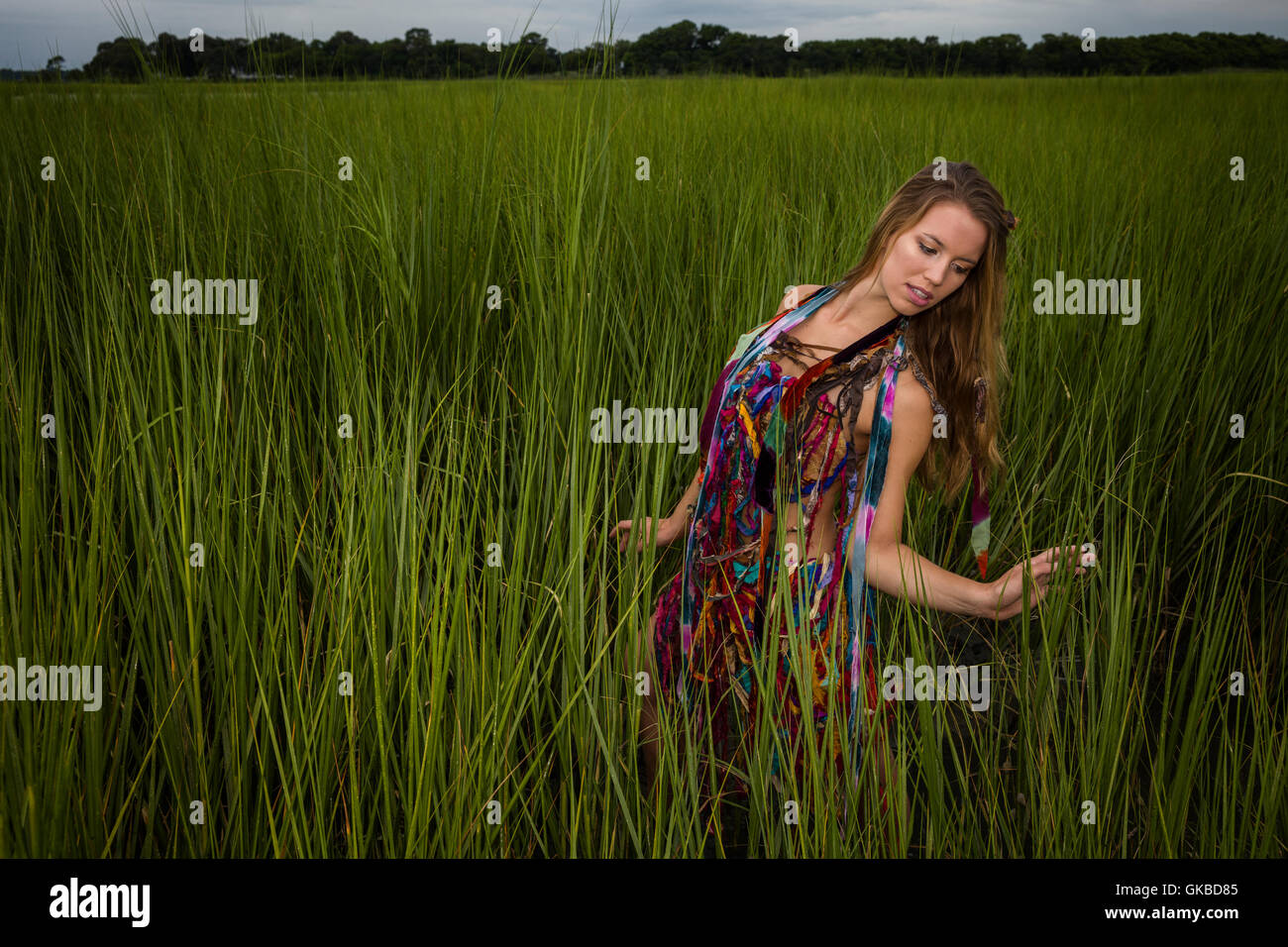 Junge Frau in hohen grünen Rasen, Virginia Beach, VA Stockfoto