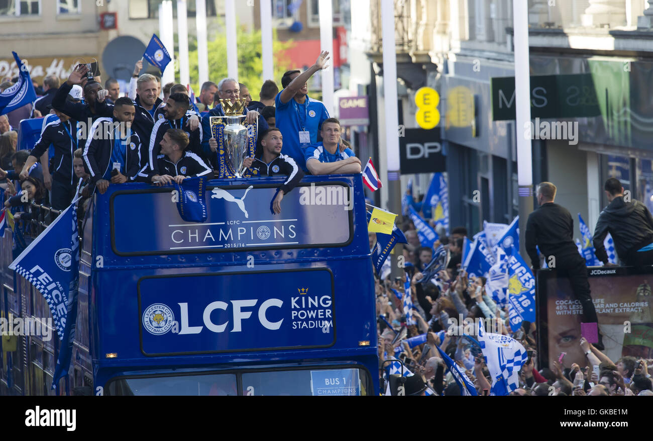 Leicester City F.C. Premier League Gewinner parade Featuring: Leicester City Football Team, Danny Drinkwater, Riyad Mahrez, Danny Simpson, Robert Huth, Andy King, Wes Morgan, Leonardo Ulloa Where: Leicester, Vereinigtes Königreich bei: 16. Mai 2016 Stockfoto