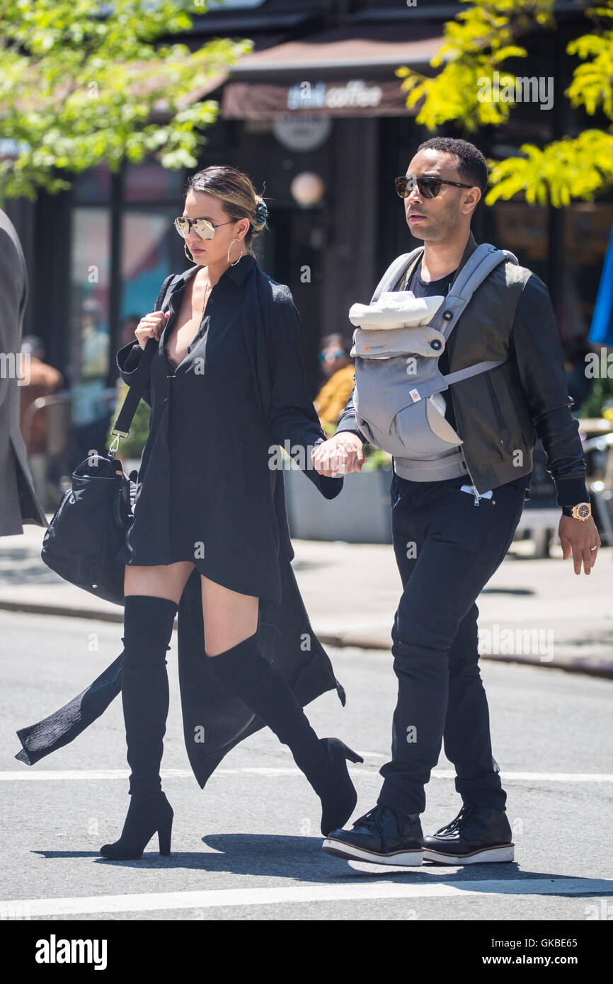 Chrissy Teigen und John Legend genießen Sie einen Spaziergang mit ihrem Baby Luna Simone im Stadtteil NoLita von New York an einem schönen Frühlingstag Featuring: Chrissy Teigen, John Legend, Luna Simone Stephens wo: New York City, New York, USA bei: 16 M Stockfoto