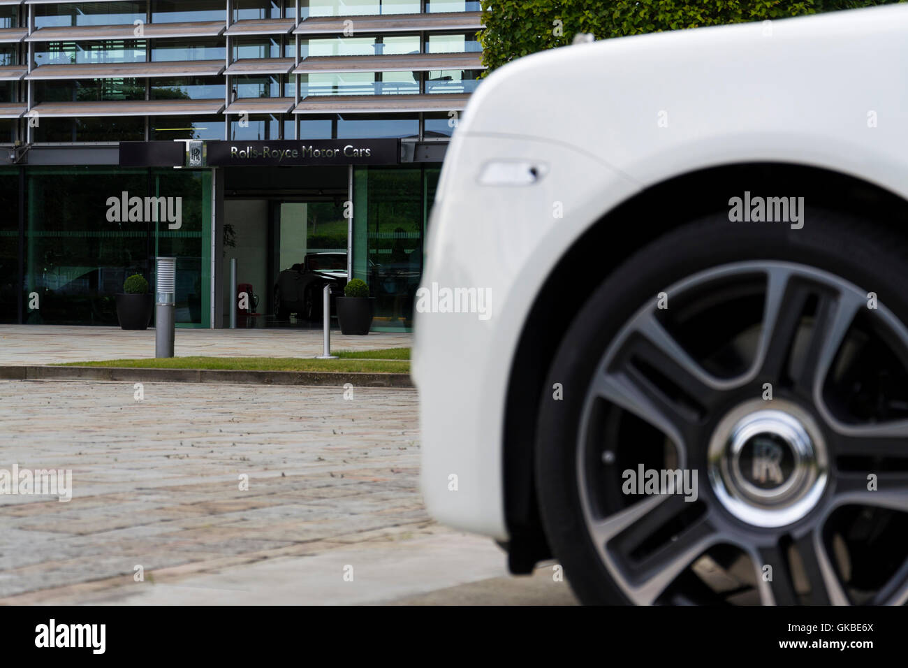 Rolls-Royce Ghost steht vor dem Goodwood Autofabrik am 11. August 2016 in Westhampnett, Vereinigtes Königreich. Stockfoto