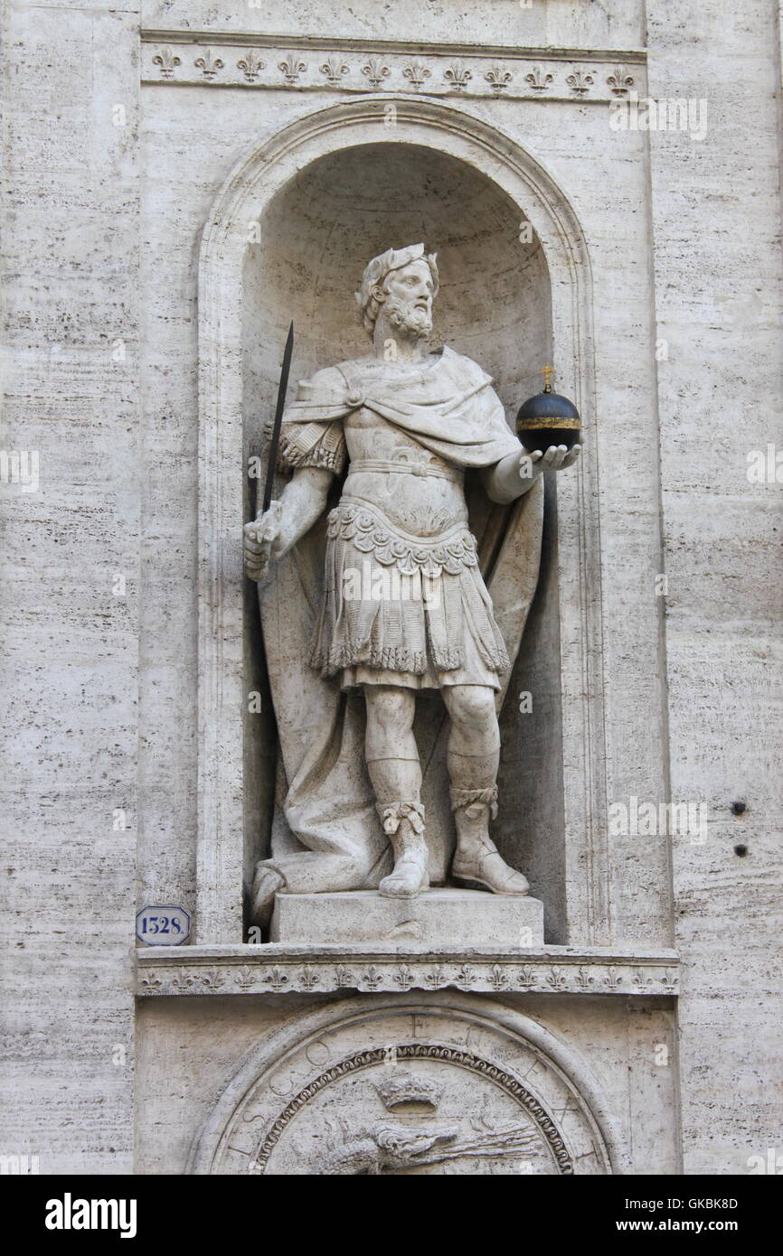 Statue von Karl dem großen in Saint-Louis-Kathedrale von Rom, Italien Stockfoto