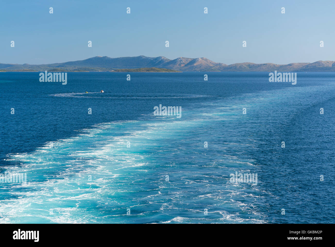 Schiff-Spur auf der Meeresoberfläche Stockfoto