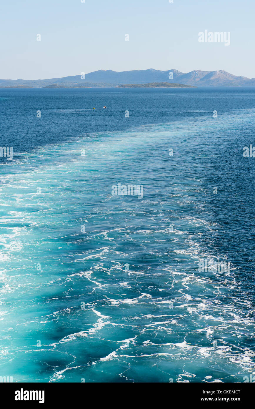 Schiff-Spur auf der Meeresoberfläche Stockfoto