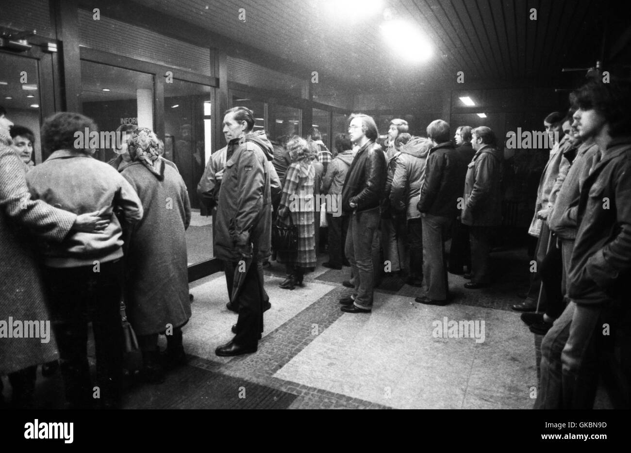 Massen an das Arbeitsamt in Dortmund - Deutschland - am 7. Dezember 1981. | weltweite Nutzung Stockfoto