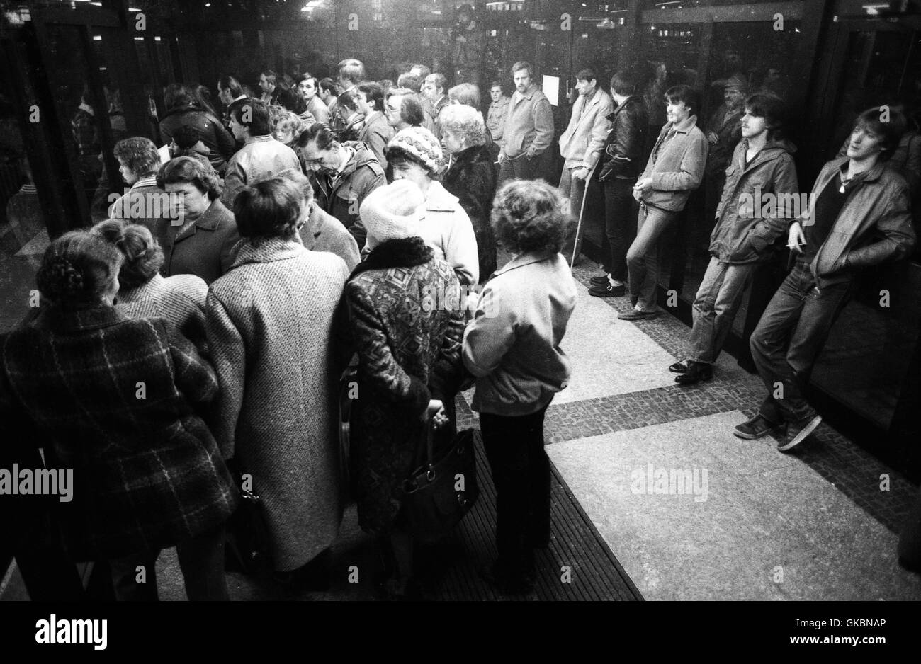 Massen an das Arbeitsamt in Dortmund - Deutschland - am 7. Dezember 1981. | weltweite Nutzung Stockfoto