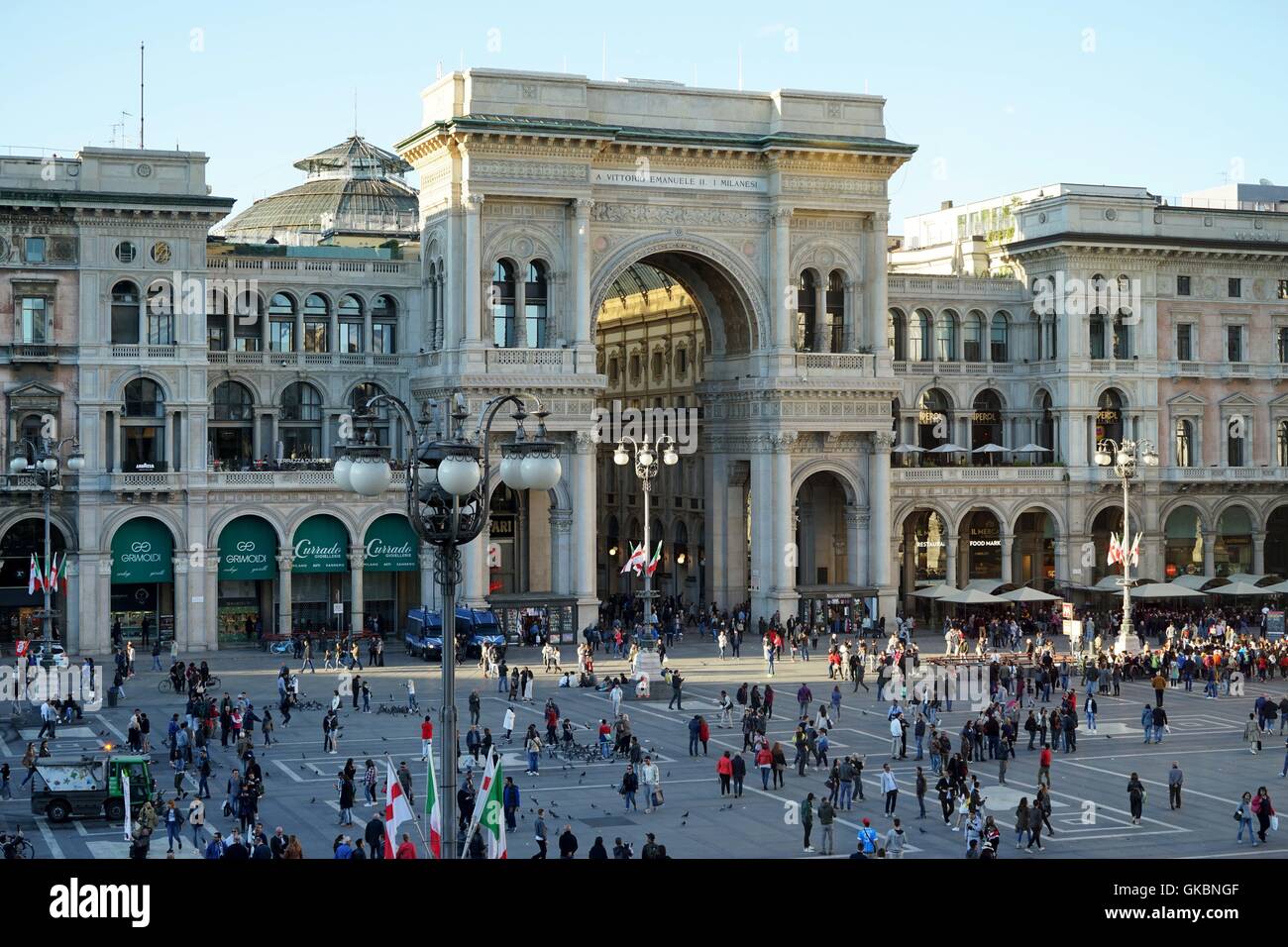 Italien: Haupteingang der Galleria Vittorio Emanuele II am Piazza del Duomo in Mailand. Foto vom 25. April 2016. | weltweite Nutzung Stockfoto