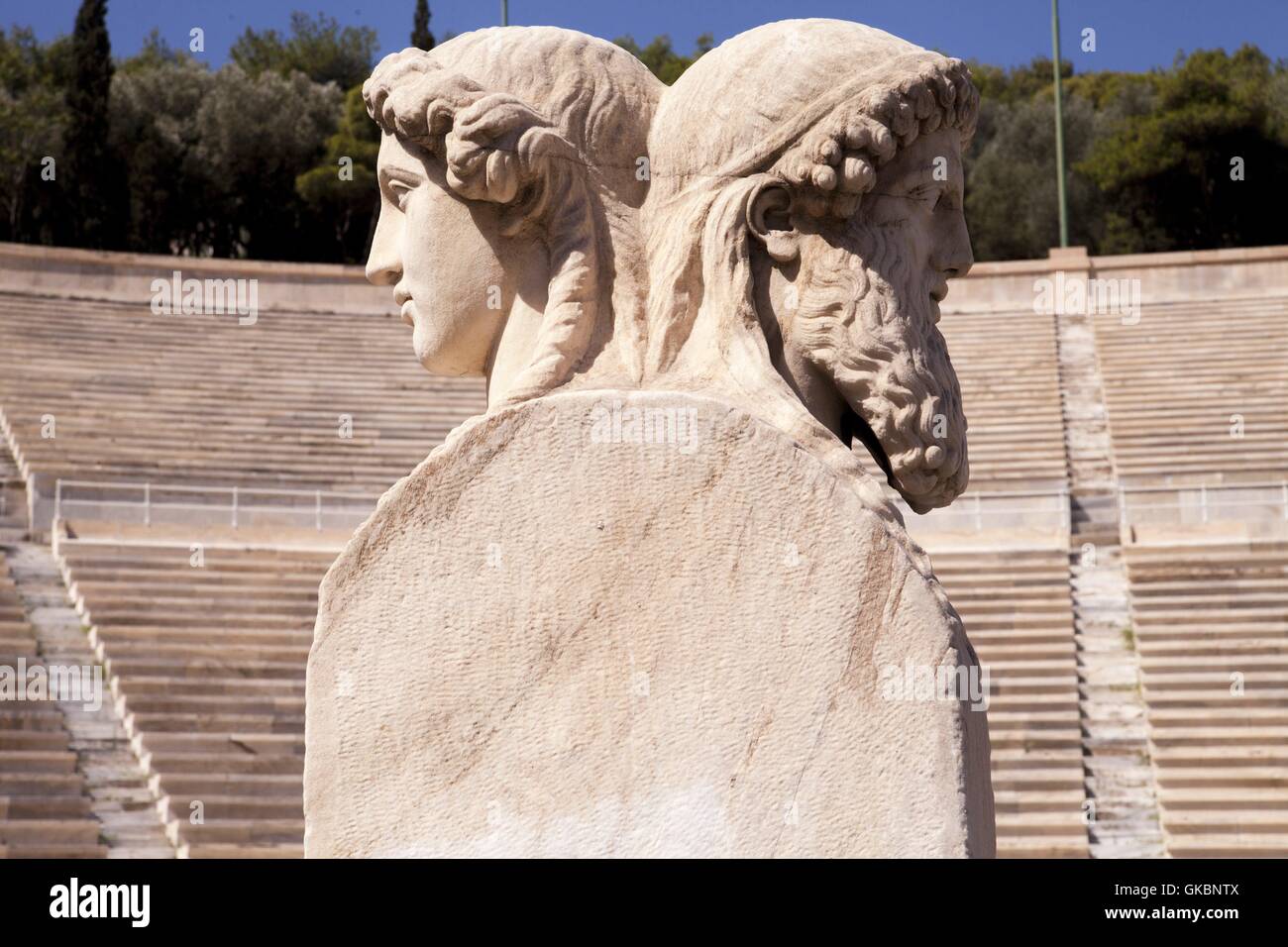 Stein-Köpfe zweiseitige Herms Skulptur im Olympia-Stadion. Das Olympia-Stadion, Mehrzweck-Stadion in Athen, Griechenland. Eine der Hauptattraktionen von Athen, nur Stadion der Welt ganz aus Marmor gebaut. 13.07.2016 | weltweite Nutzung Stockfoto