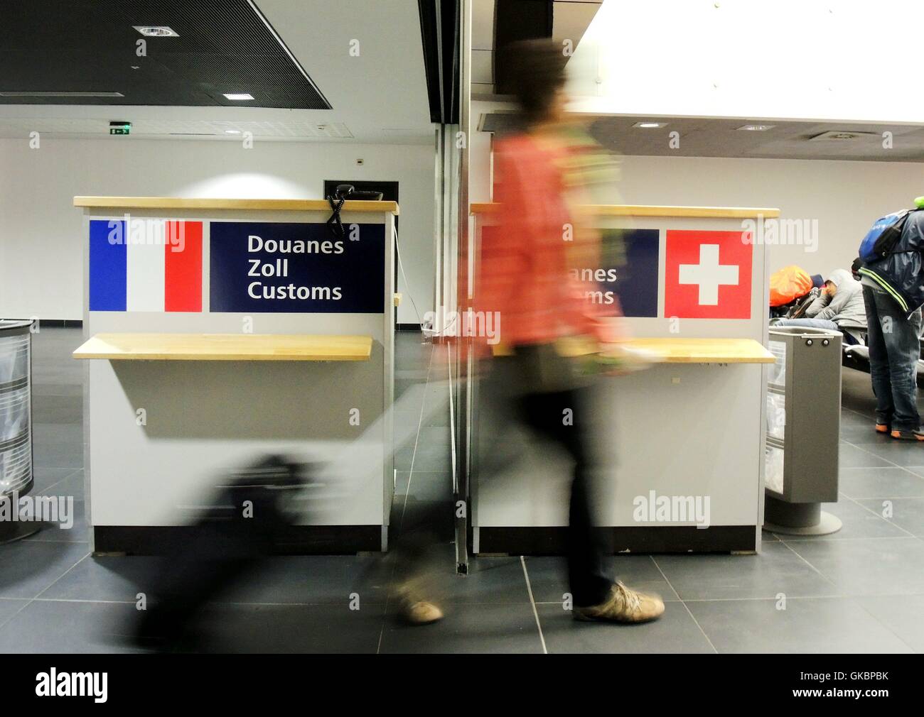 Eine Frau geht in der binationale Flughafen Basel-Mulhouse die Grenze von  der französischen auf die Schweizer Seite des Flughafens. | weltweite  Nutzung Stockfotografie - Alamy