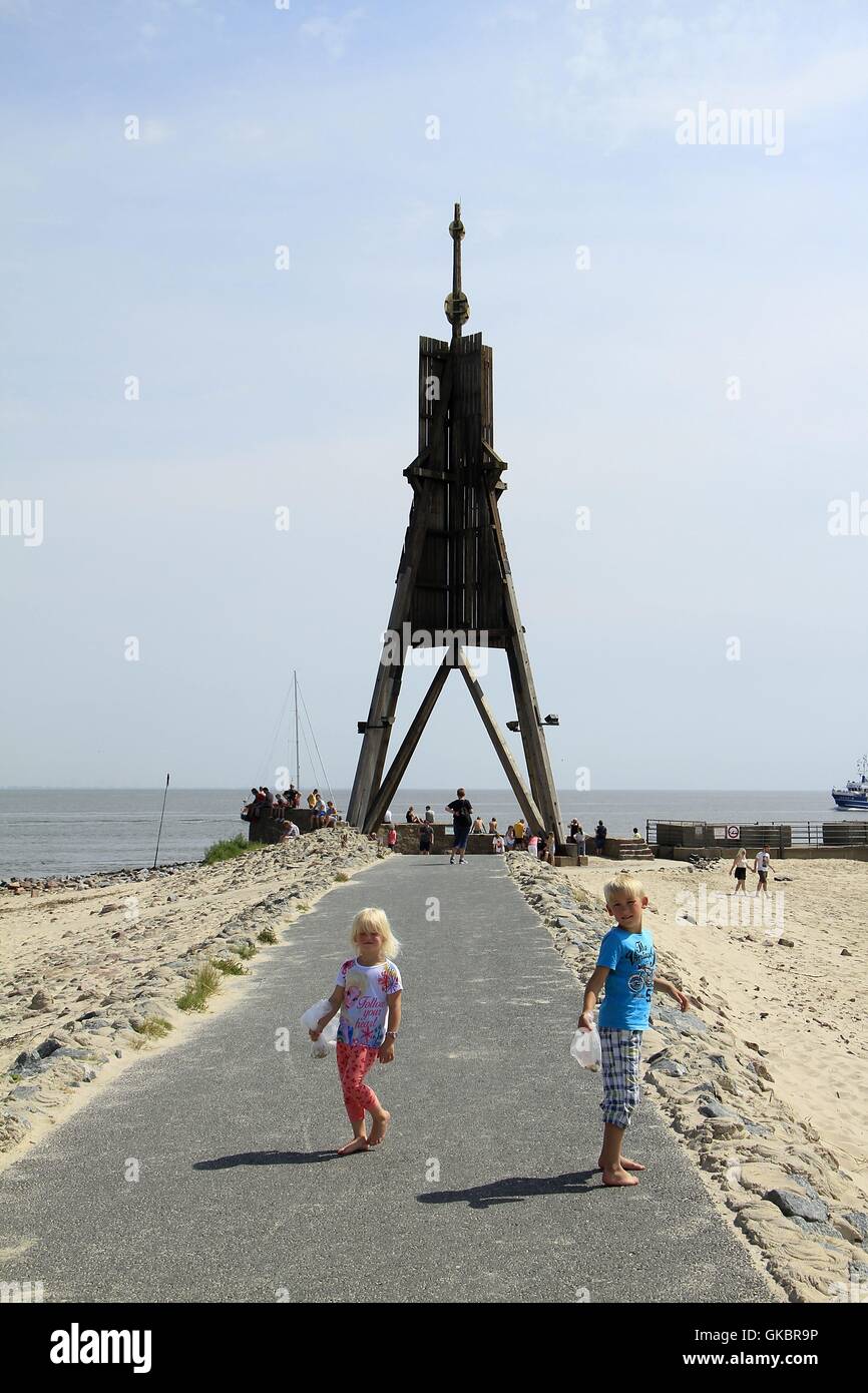 Die Kugelbake war früher ein wichtiger Meilenstein für die Navigation. Es steht auf einem belebten Shiproute in Cuxhaven-Seedeich und ist aus Holz gebaut. Heute ist es ein historisches Wahrzeichen von Cuxhaven, Niedersachsen, Deutschland, Europa Datum: 23. Juli 2016 | weltweite Nutzung Stockfoto