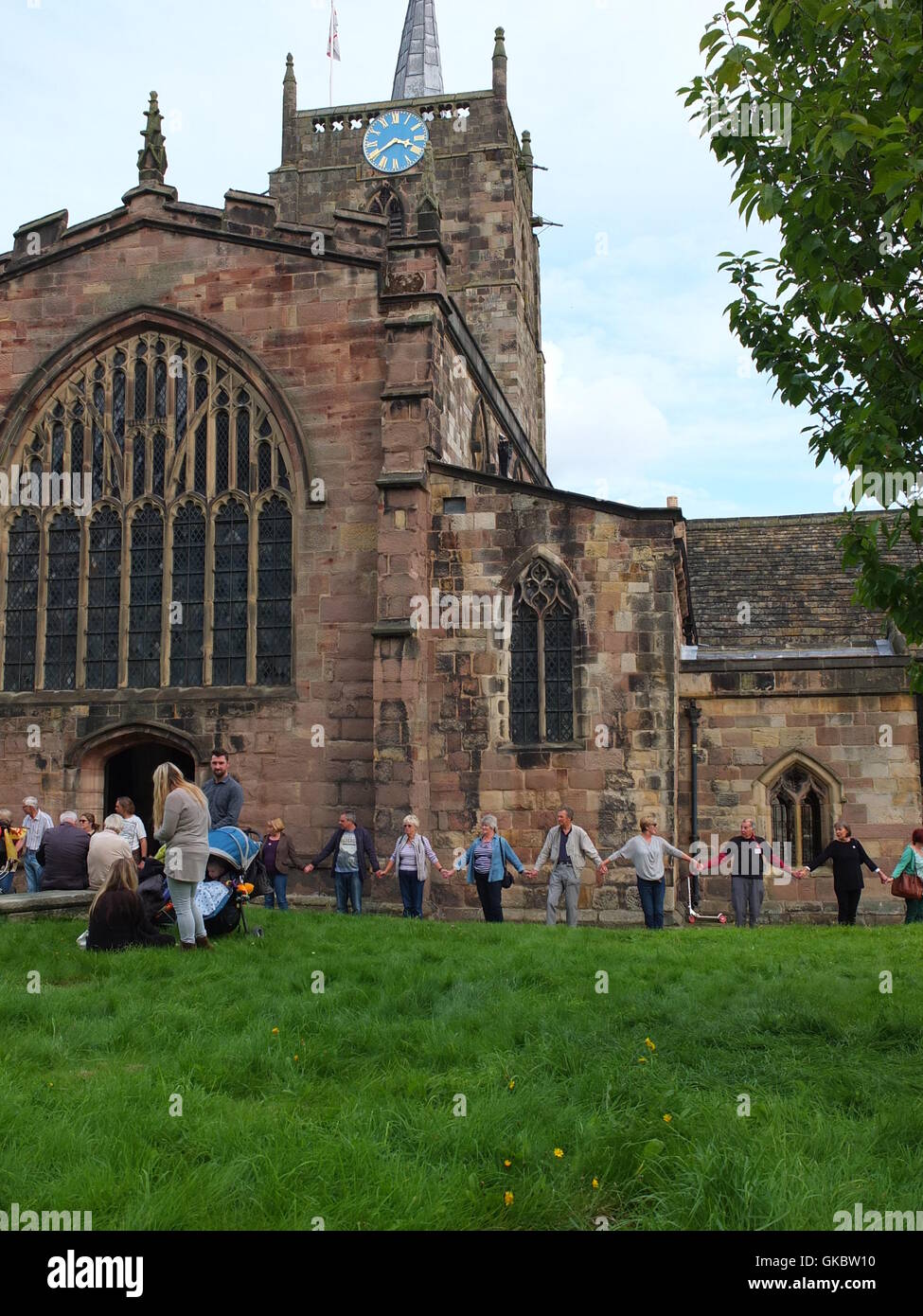 Clypping (oder "Clipping") die Kirche in Wirksworth, Derbyshire - Städter Haken und die Kirche zu umarmen. Stockfoto