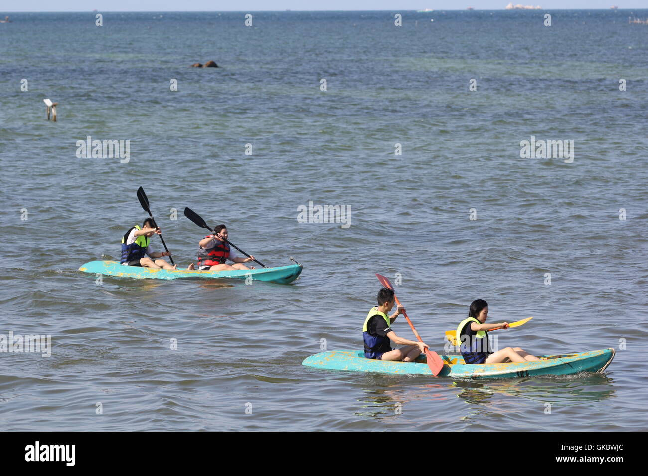 Touristischen spielen Kajak in Bintan, Indonesien; Foto von Seperi/Alamy Yuli Stockfoto