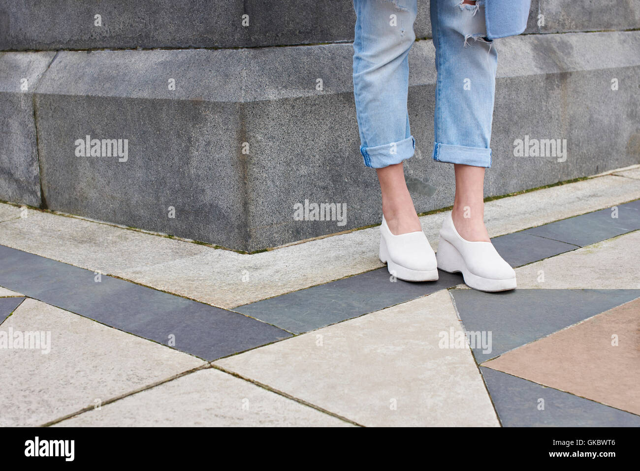 Geringen Teil der Frau in Jeans und weiße Schuhe auf der Straße Stockfoto
