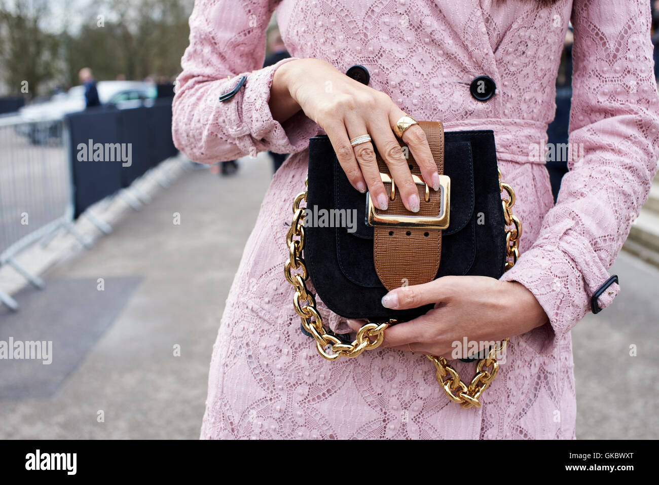 Mitte Abschnitt Ernte von Frau Rosa Fell hält eine Handtasche Stockfoto