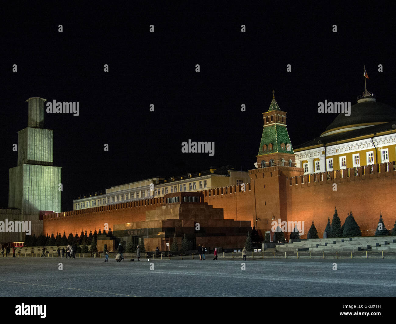 Lenin-Mausoleum, auch bekannt als Lenins Grab, auf dem Roten Platz, in der Nacht, in Moskau, Russland Stockfoto