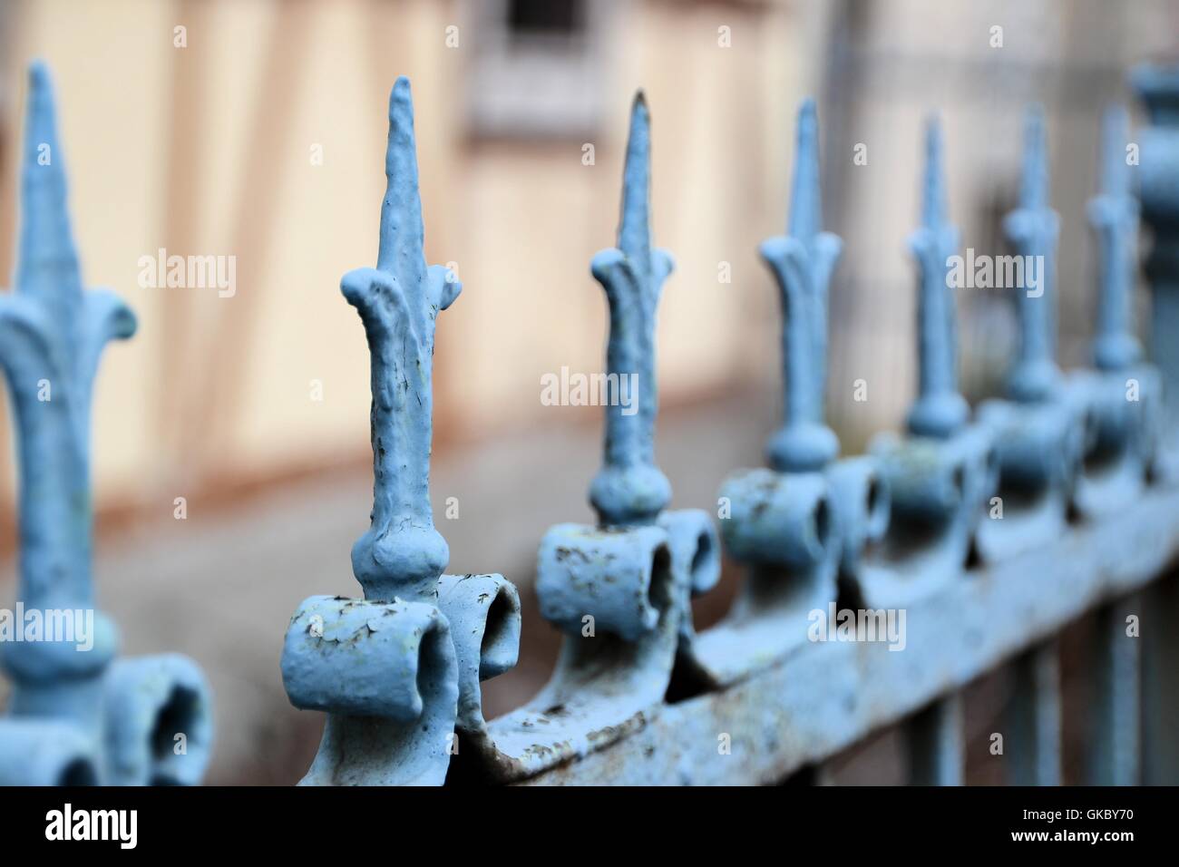 ein Zaun aus Metall vor einem Haus Stockfoto