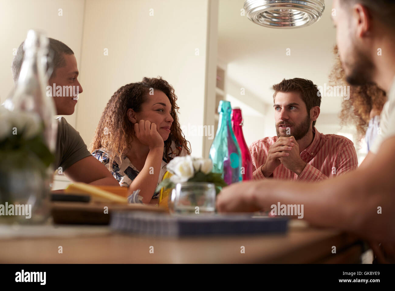 Ebene Oberflächenansicht von jungen Erwachsenen Freunden an einem Tisch sitzen Stockfoto