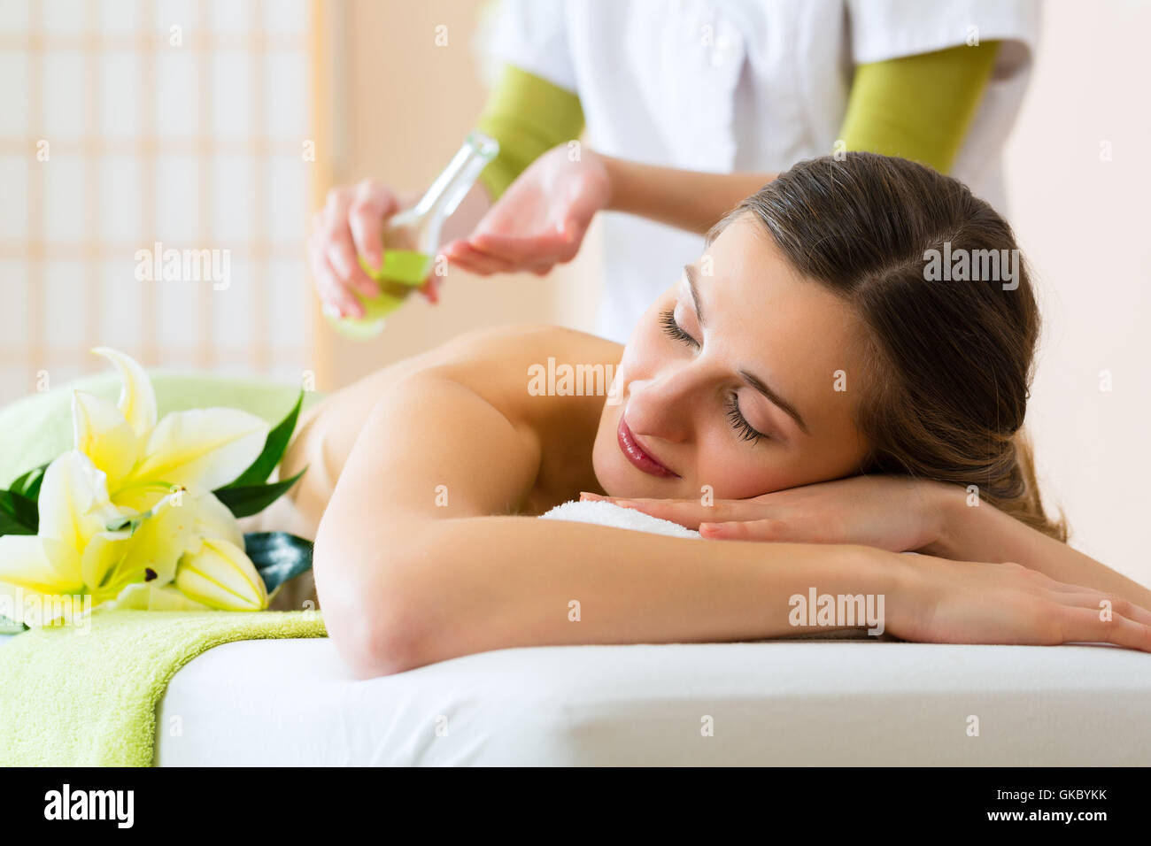 Frau bekommt eine Massage im spa Stockfoto