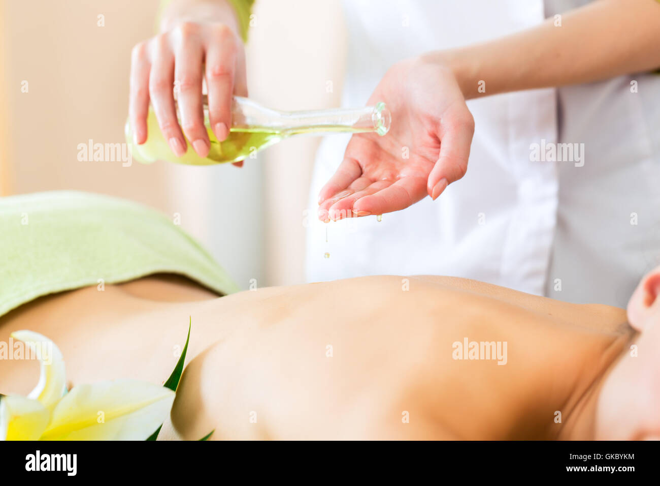 Frau bekommt eine Massage im spa Stockfoto