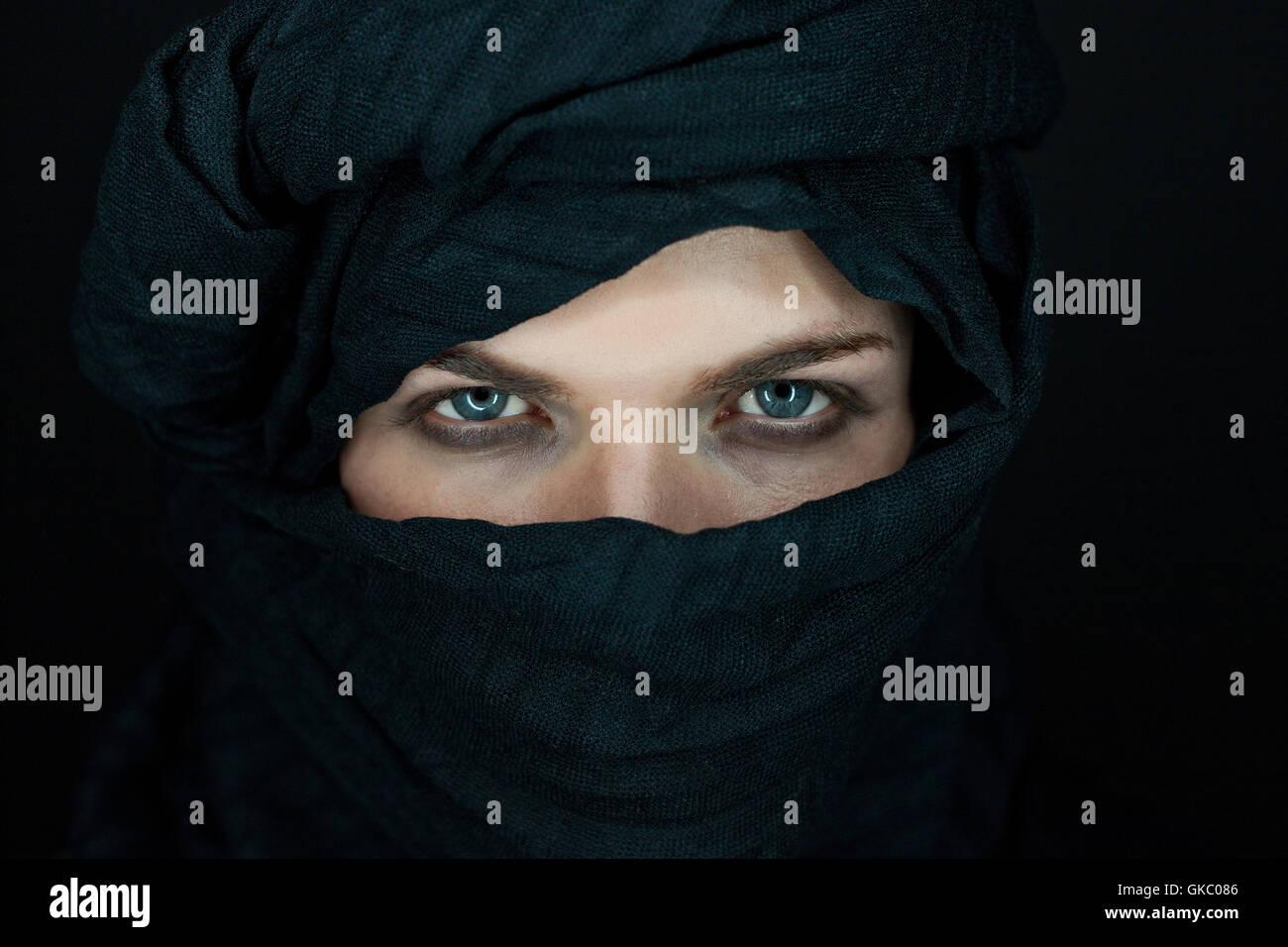 Augen eines schönen Mannes mit schwarzer Schal Stockfoto