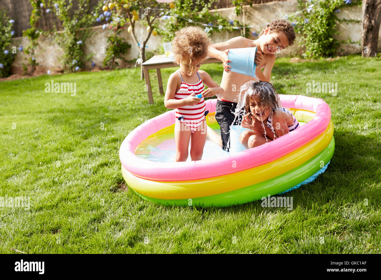 Kinder, die Spaß im Garten Planschbecken Stockfotografie Alamy