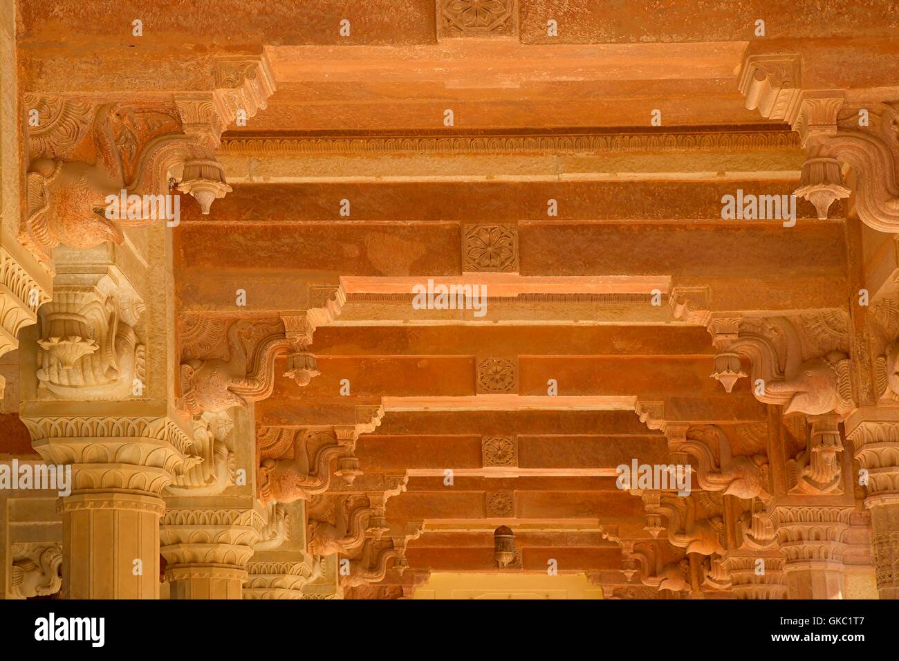 Detail der Dach Schnitzereien, der Halle der Öffentlichkeit, Diwan-e-Khas, Amber Fort Palace, Jaipur, Rajasthan, Indien Stockfoto