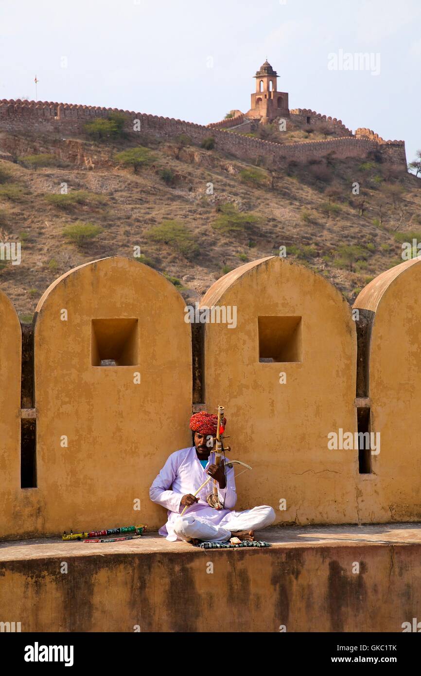 Traditionellen Rajasthani-Musiker spielt seine Ravanhatta (Violine), Amber Fort Palace, Jaipur, Rajasthan, Indien Stockfoto