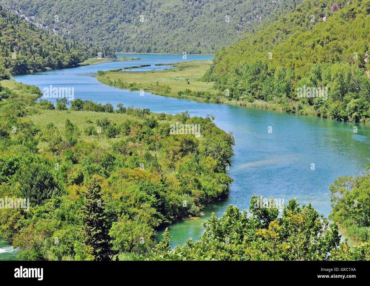 Blick auf den gewundenen Fluss in Nationalpark Krka, Kroatien Stockfoto