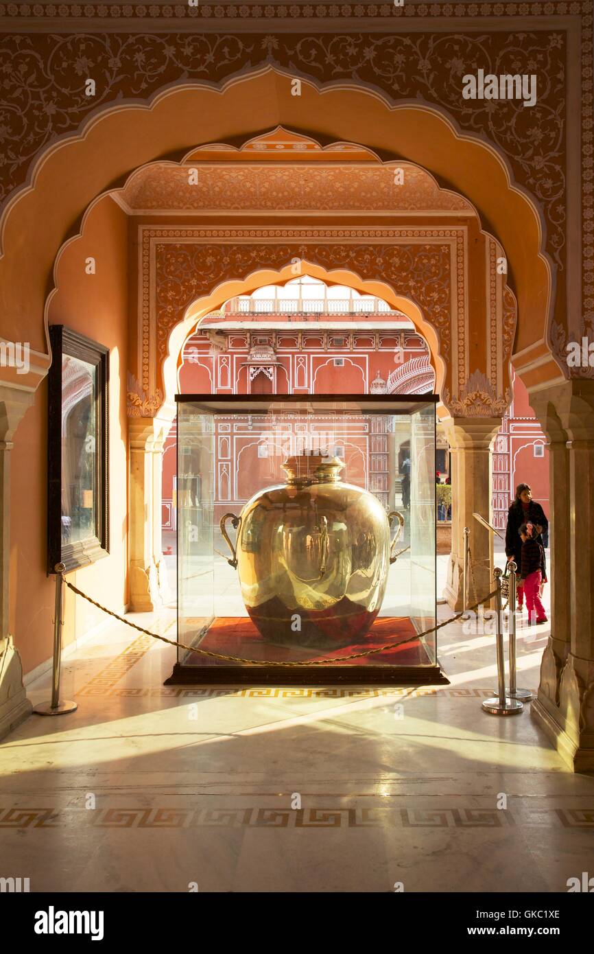 Silver urn, der Halle der Öffentlichkeit, Diwan-e-Khas, City Palace, Jaipur, Rajasthan, Indien Stockfoto