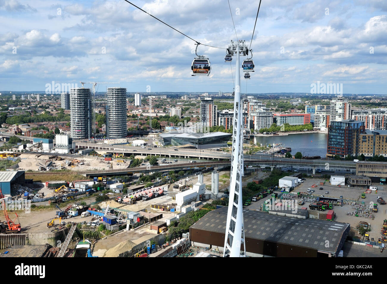 Luftaufnahme der London Docklands UK, von der Emirates-Seilbahn-Kreuzung Stockfoto