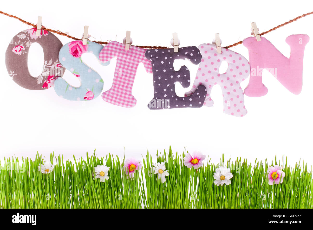 Ostern-Brief auf Frühlingswiese Stockfoto