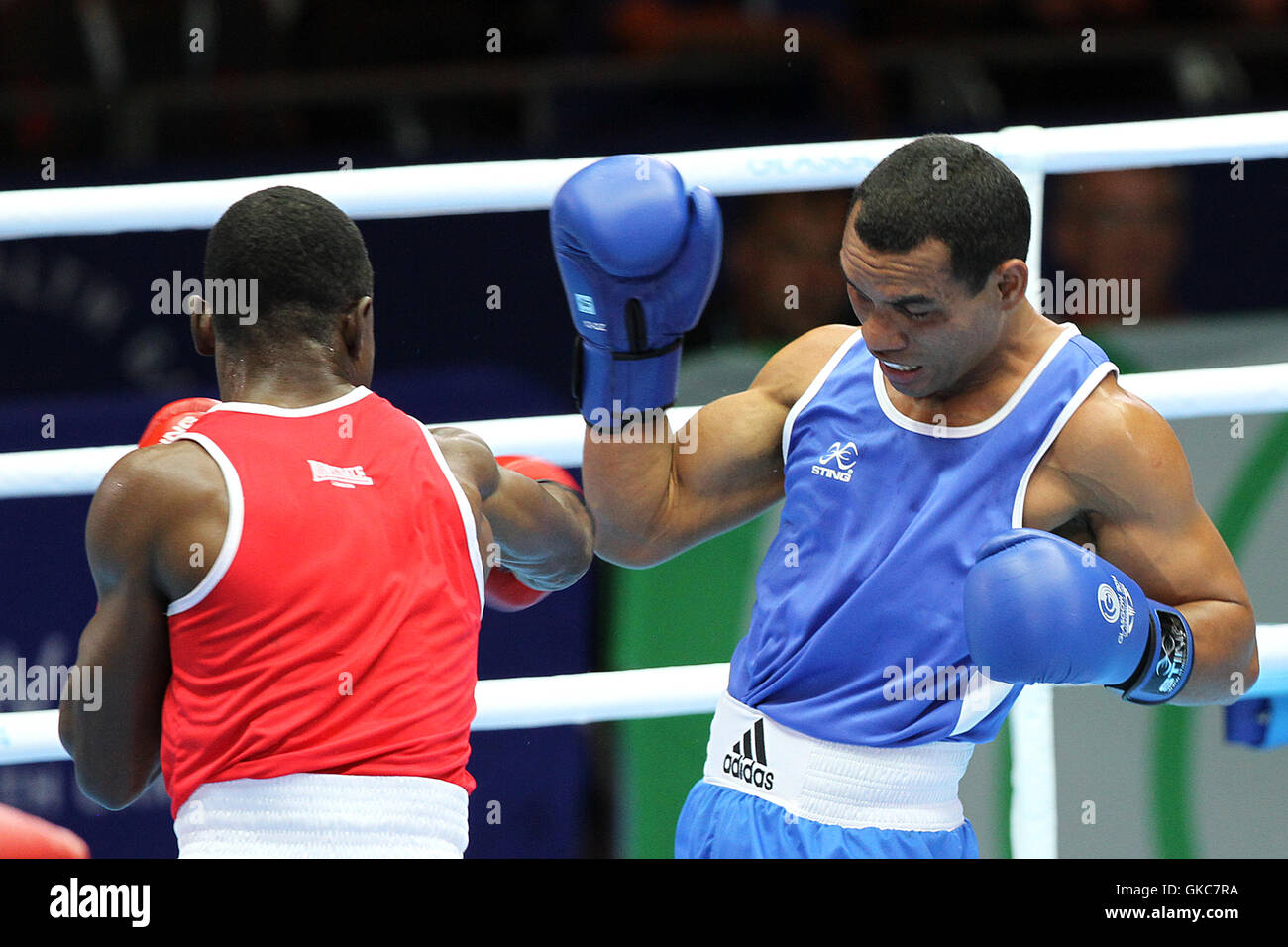 Azumah Mohammed, Ghana (rot) V Joseph Deireragea, Nauru (blau) in der Männer Welter (69kg) Gewicht Boxen in SECC, Commonwealth-Spiele 2014, Glasgow. Azumah Mohammed gewann den Kampf. Stockfoto