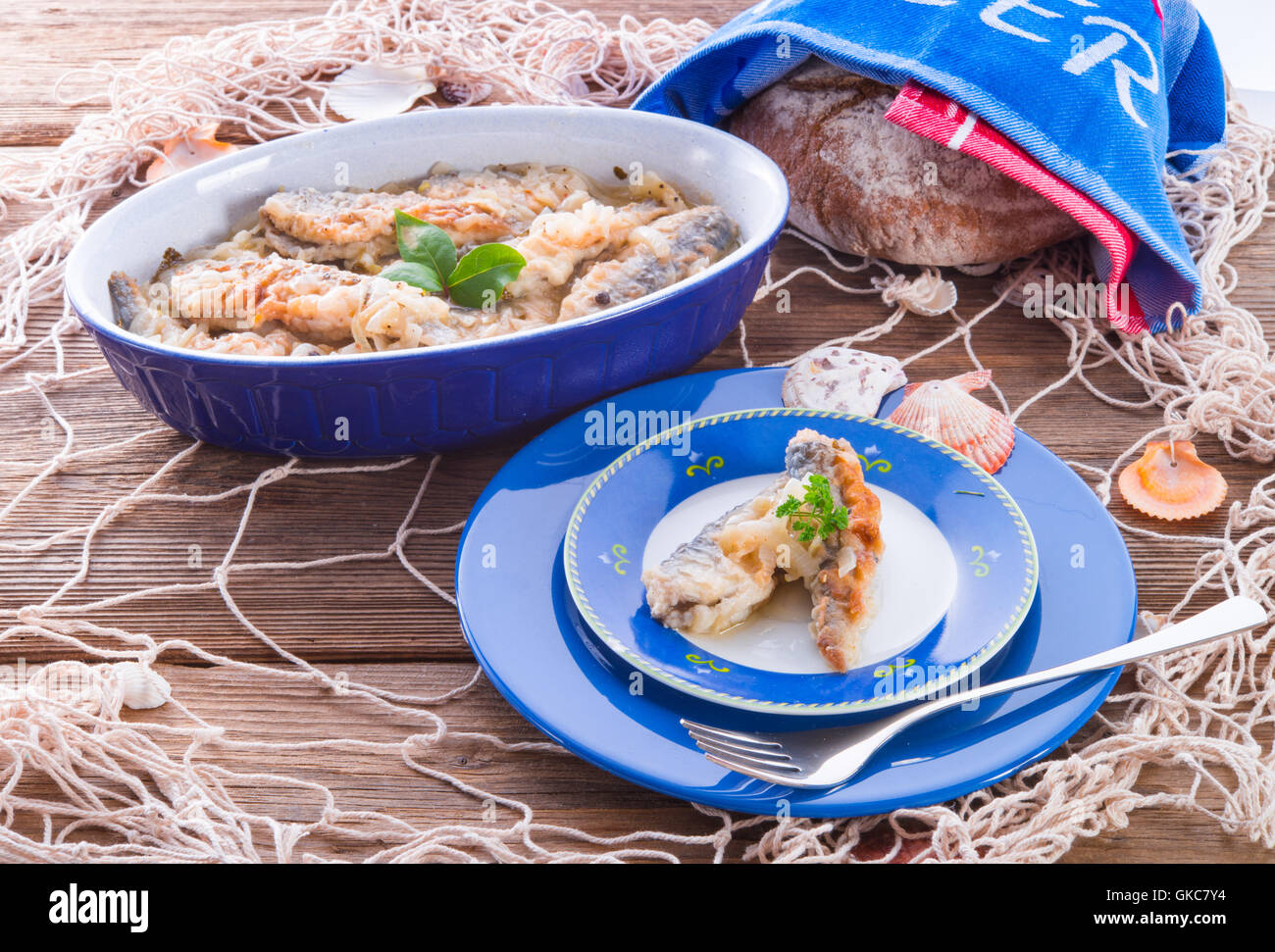 sauer eingelegte gebratene Heringe Stockfoto