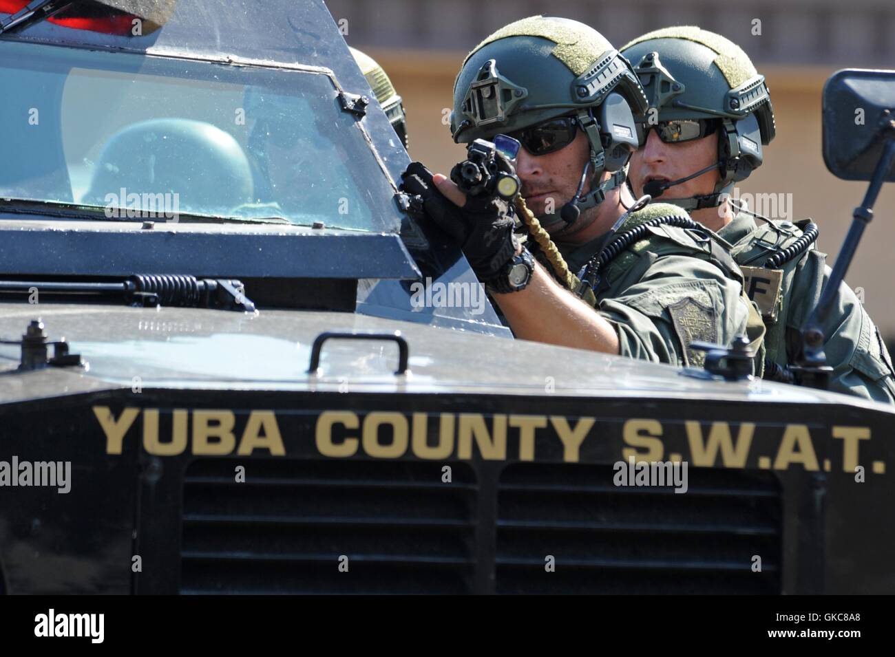 Yuba County Sheriff Department SWAT Mitglied zieht seine Waffe und wertet die Szene einer aktiven Shooter-Übung im military-Stil Training auf der Beale Air Force Base 17. August 2016 in Yuba, Kalifornien. Stockfoto