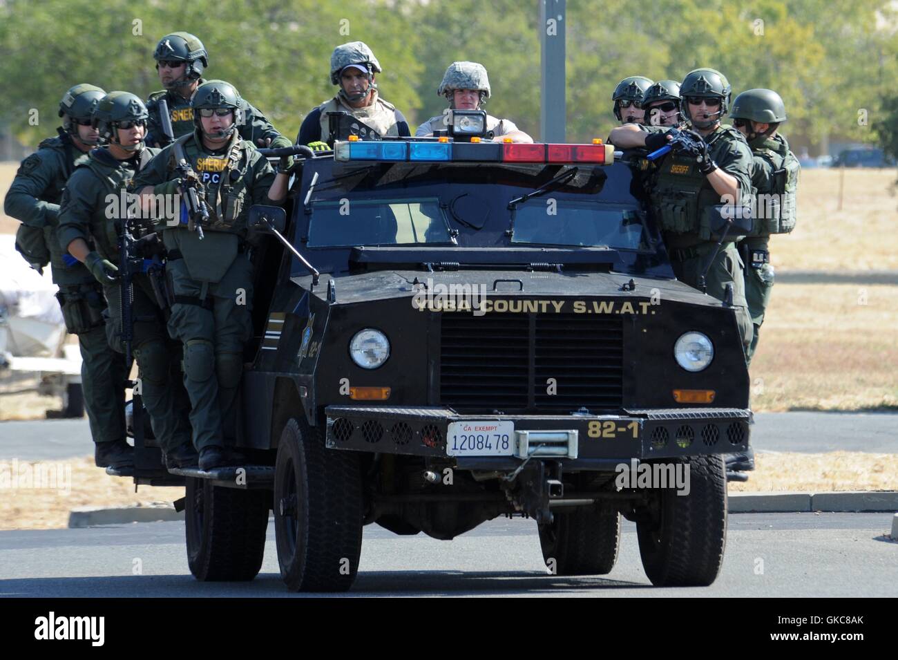 Yuba County Sheriff Department SWAT-Mitglieder ihre Waffen ziehen und bewerten die Szene einer aktiven Shooter-Übung im military-Stil Training auf der Beale Air Force Base 17. August 2016 in Yuba, Kalifornien. Stockfoto