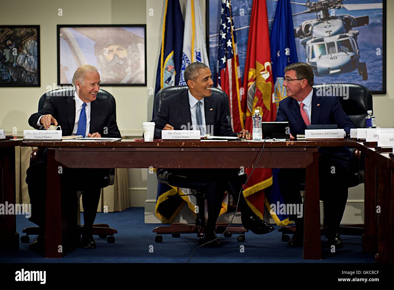 US-Präsident Barack Obama mit Vize-Präsident Joe Biden und Verteidigungsminister Ash Carter während einer Besprechung auf den islamischen Staat im Pentagon 4. August 2016 in Washington, DC. Stockfoto