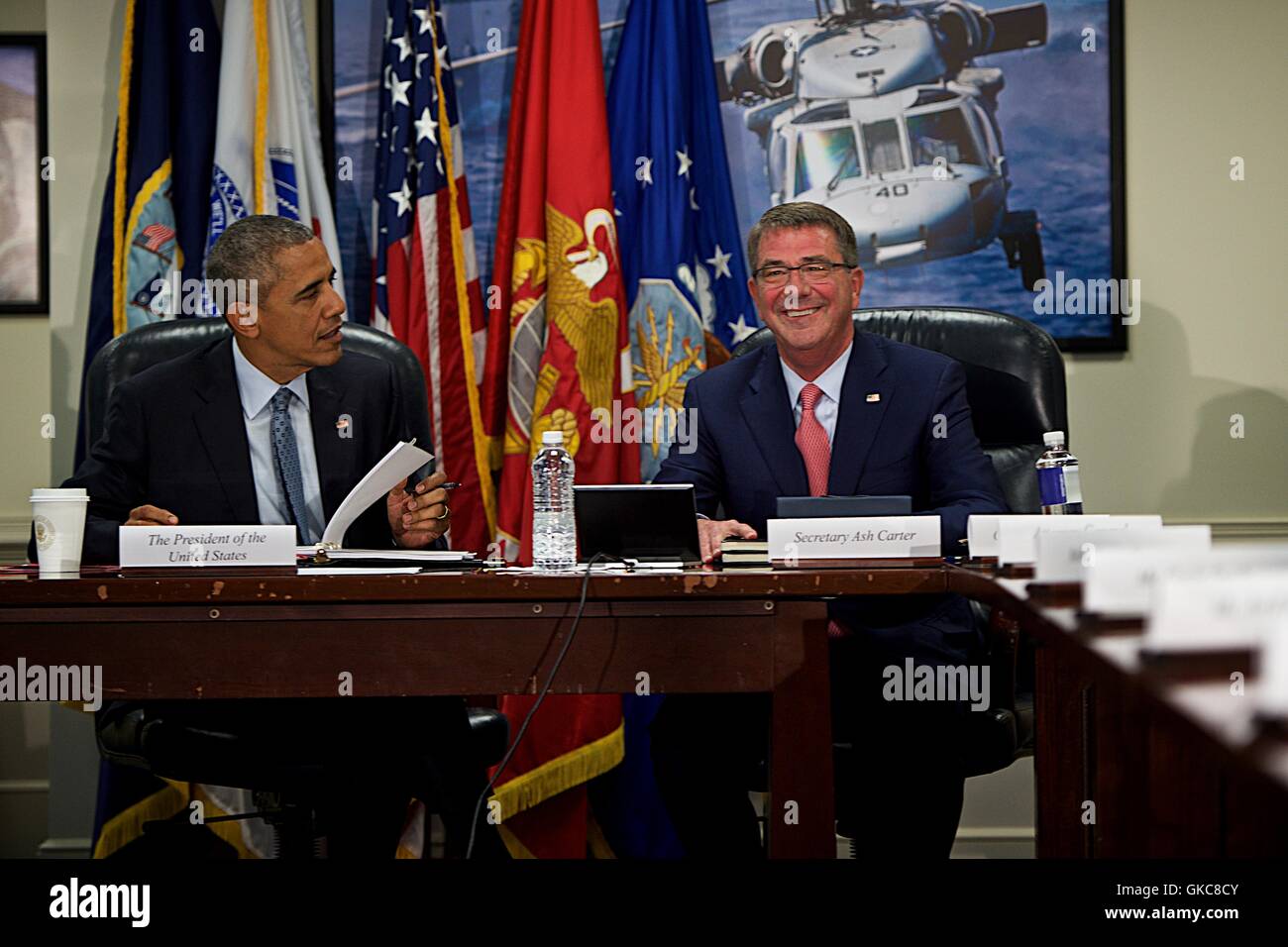 US-Präsident Barack Obama mit Verteidigungsminister Ash Carter während einer Besprechung auf den islamischen Staat im Pentagon 4. August 2016 in Washington, DC. Stockfoto