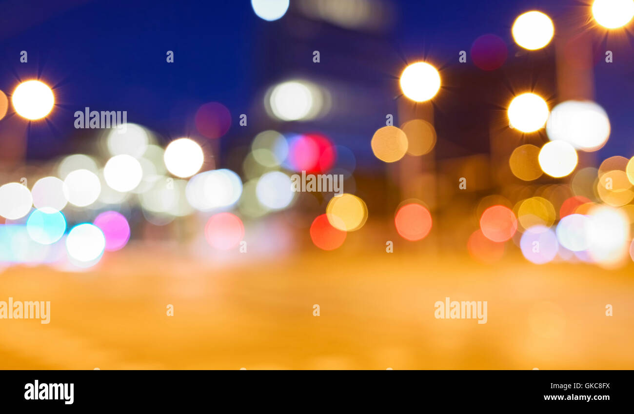 Straßenbeleuchtung unscharf in der Nacht, städtischen abstrakten Hintergrund. Stockfoto